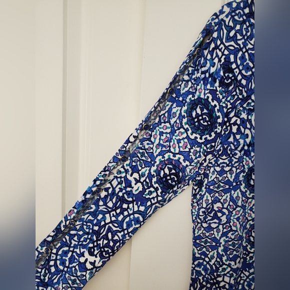 Cable & Gauge 3/4 Length Sleeve Shirt w/ Stained Glass Design - Picture 3 of 4